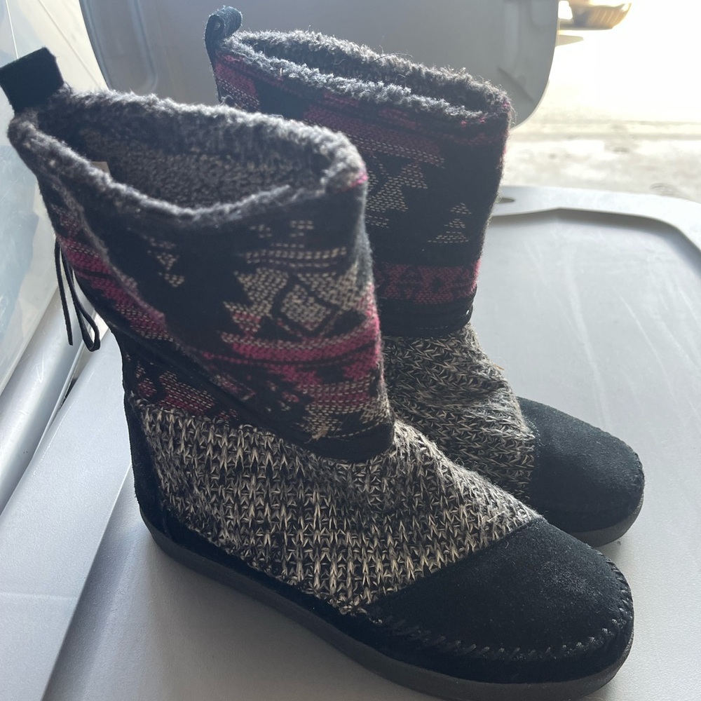 Toms suede Cozy Knit Patterned Women's Boots size 6 like new